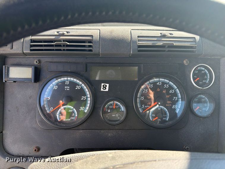 image for item FG3047 2014 Freightliner Cascadia semi truck