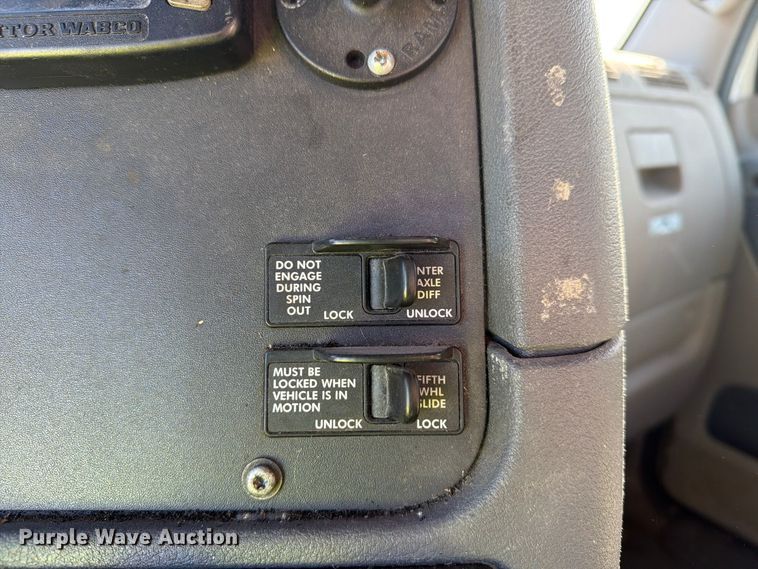 image for item FG3047 2014 Freightliner Cascadia semi truck