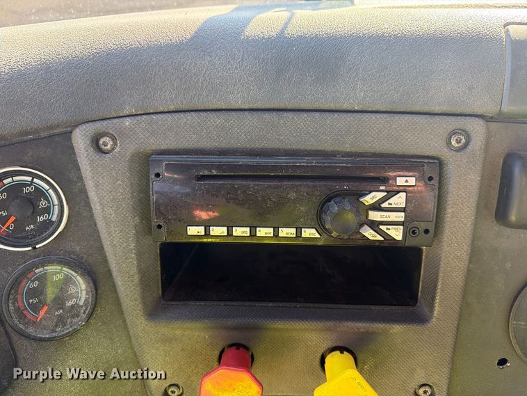 image for item FG3047 2014 Freightliner Cascadia semi truck