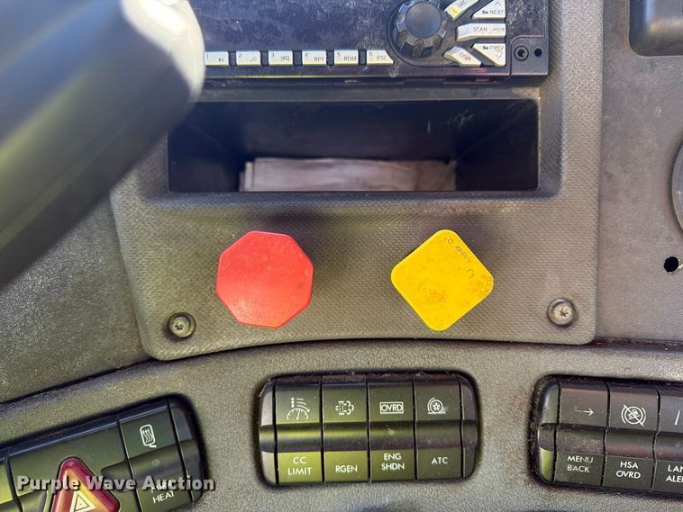 image for item FG3047 2014 Freightliner Cascadia semi truck
