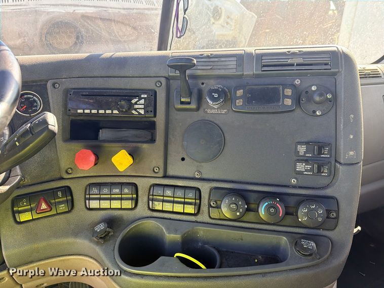 image for item FG3047 2014 Freightliner Cascadia semi truck