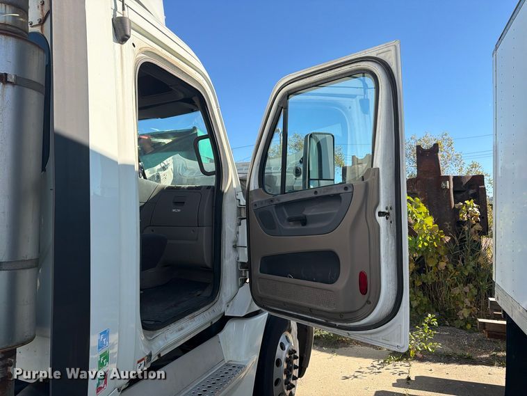 image for item FG3047 2014 Freightliner Cascadia semi truck