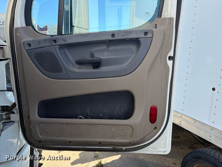 image for item FG3047 2014 Freightliner Cascadia semi truck