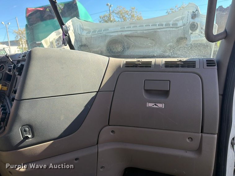 image for item FG3047 2014 Freightliner Cascadia semi truck