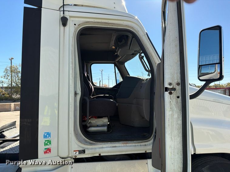 image for item FG3047 2014 Freightliner Cascadia semi truck