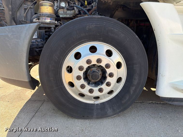 image for item FG3047 2014 Freightliner Cascadia semi truck