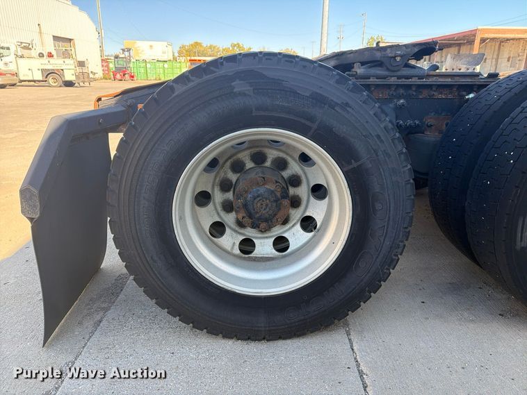 image for item FG3047 2014 Freightliner Cascadia semi truck