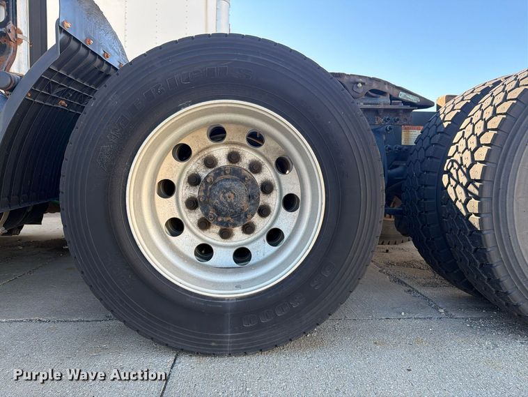 image for item FG3047 2014 Freightliner Cascadia semi truck