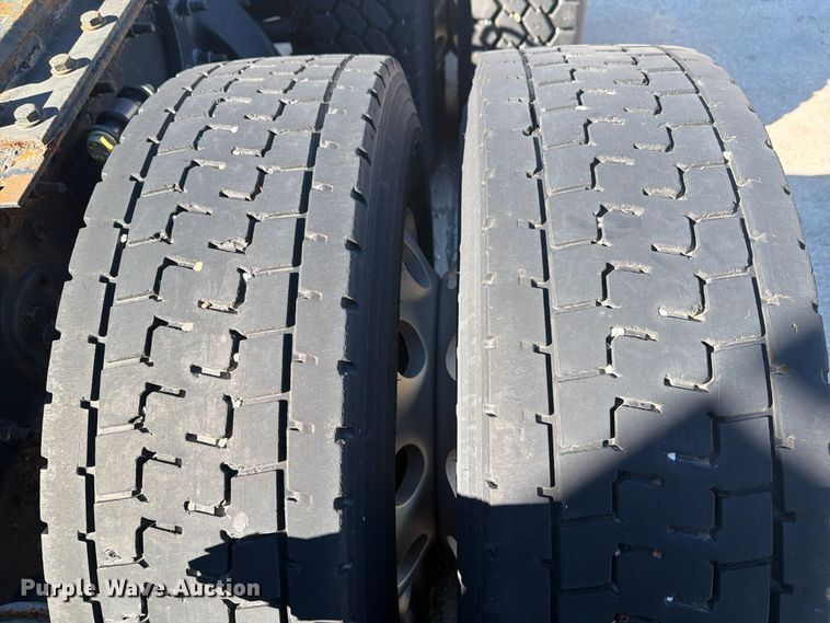 image for item FG3047 2014 Freightliner Cascadia semi truck