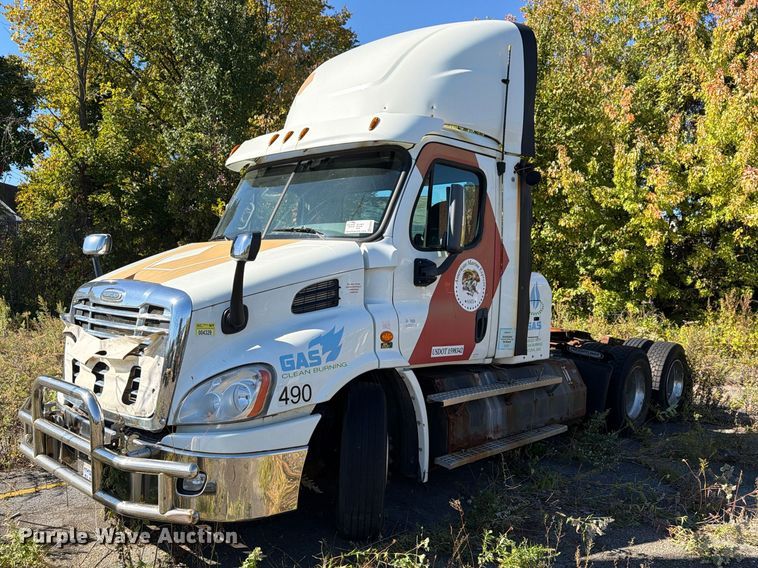 image for item FG3049 2016 Freightliner Cascadia semi truck