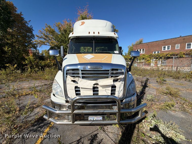 image for item FG3049 2016 Freightliner Cascadia semi truck