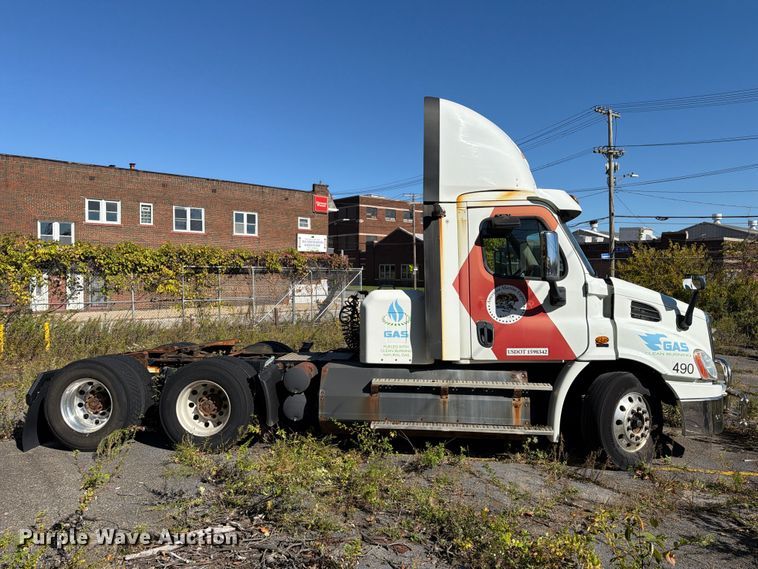 image for item FG3049 2016 Freightliner Cascadia semi truck