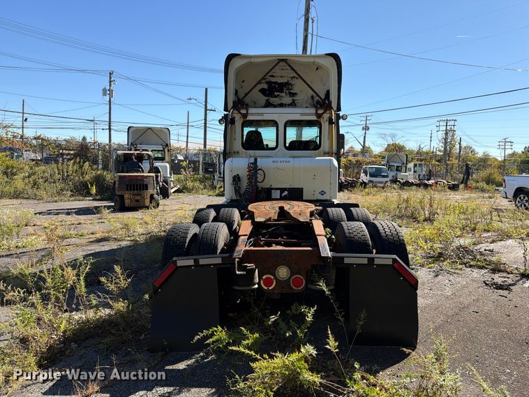 image for item FG3049 2016 Freightliner Cascadia semi truck