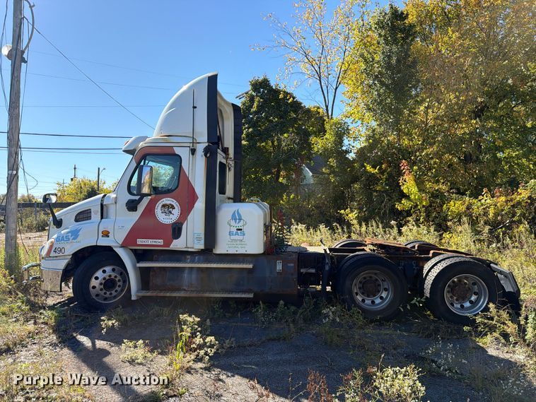 image for item FG3049 2016 Freightliner Cascadia semi truck
