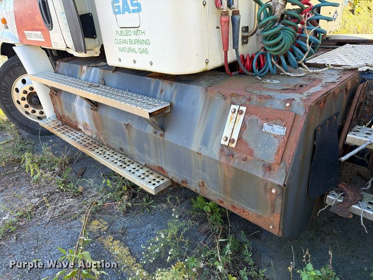 image for item FG3049 2016 Freightliner Cascadia semi truck