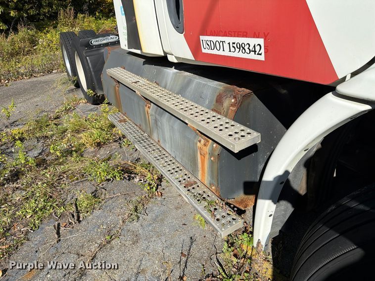 image for item FG3049 2016 Freightliner Cascadia semi truck