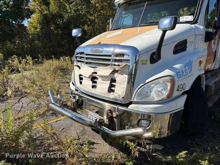 image for item FG3049 2016 Freightliner Cascadia semi truck