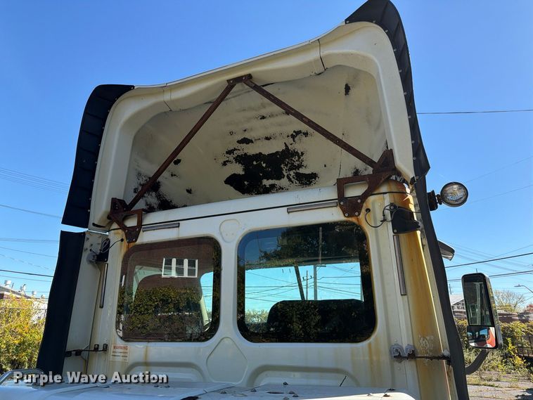 image for item FG3049 2016 Freightliner Cascadia semi truck