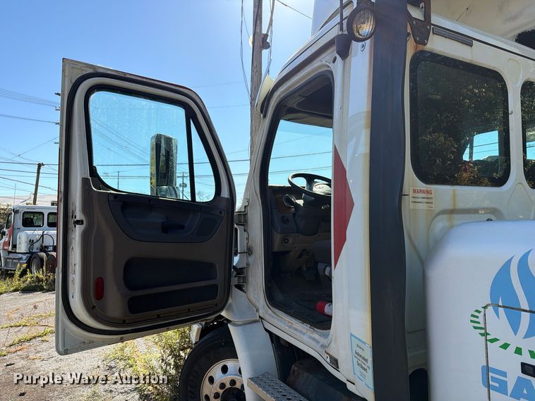 image for item FG3049 2016 Freightliner Cascadia semi truck
