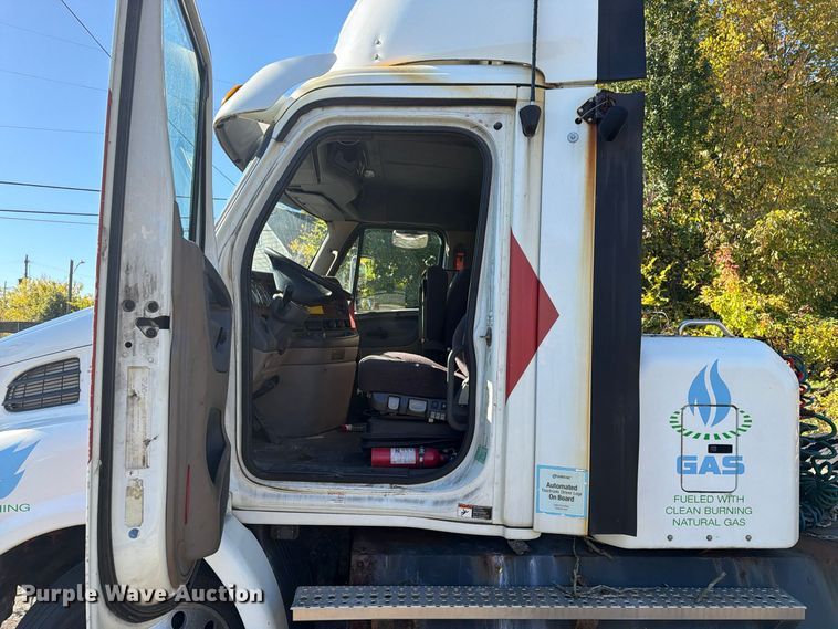 image for item FG3049 2016 Freightliner Cascadia semi truck