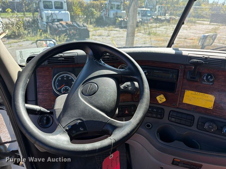 image for item FG3049 2016 Freightliner Cascadia semi truck