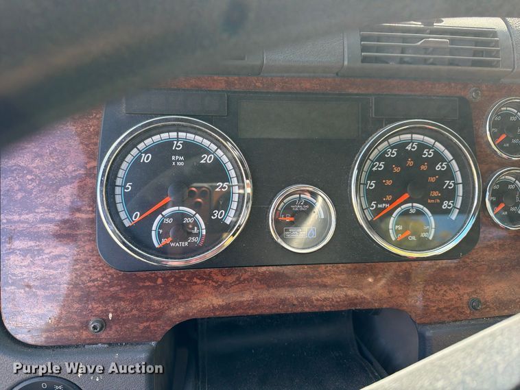 image for item FG3049 2016 Freightliner Cascadia semi truck