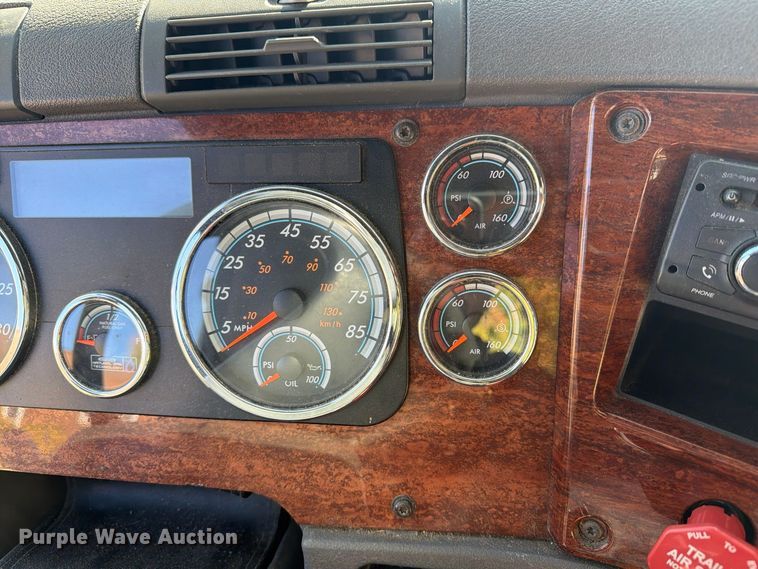 image for item FG3049 2016 Freightliner Cascadia semi truck