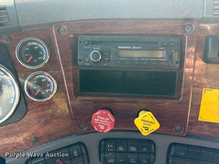 image for item FG3049 2016 Freightliner Cascadia semi truck