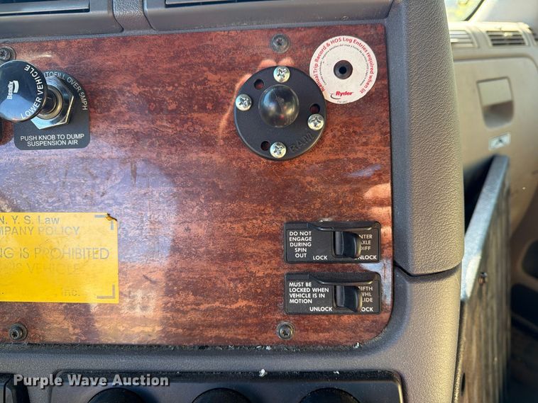 image for item FG3049 2016 Freightliner Cascadia semi truck