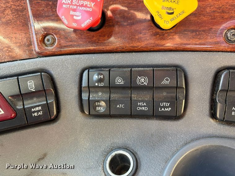 image for item FG3049 2016 Freightliner Cascadia semi truck