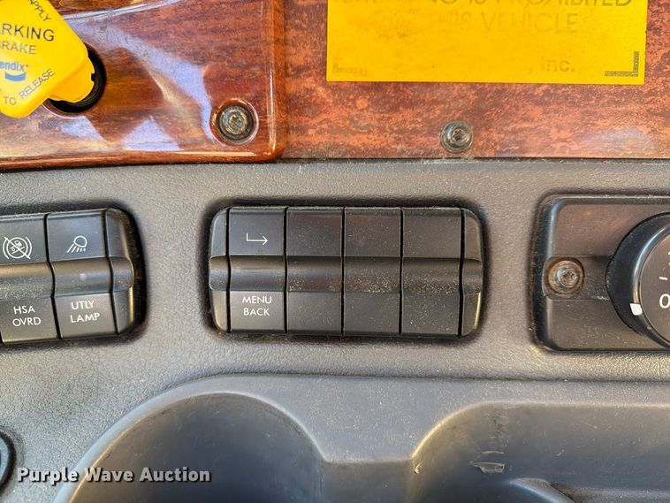 image for item FG3049 2016 Freightliner Cascadia semi truck