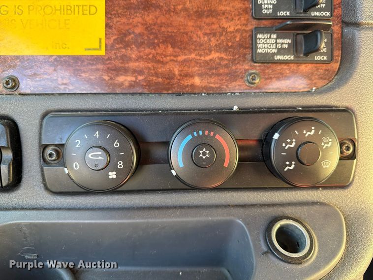 image for item FG3049 2016 Freightliner Cascadia semi truck