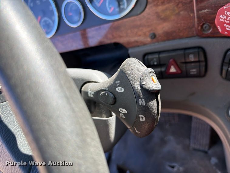 image for item FG3049 2016 Freightliner Cascadia semi truck