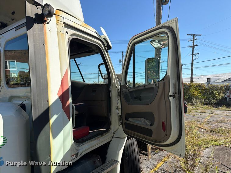 image for item FG3049 2016 Freightliner Cascadia semi truck