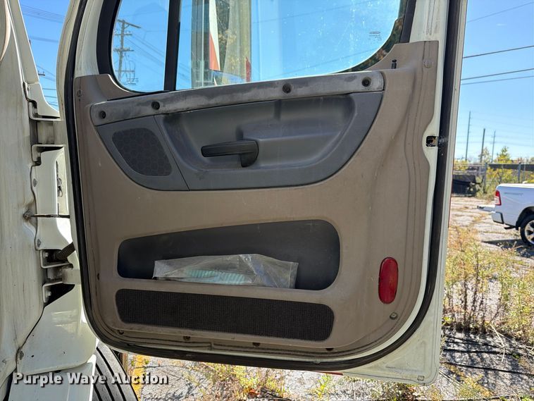 image for item FG3049 2016 Freightliner Cascadia semi truck