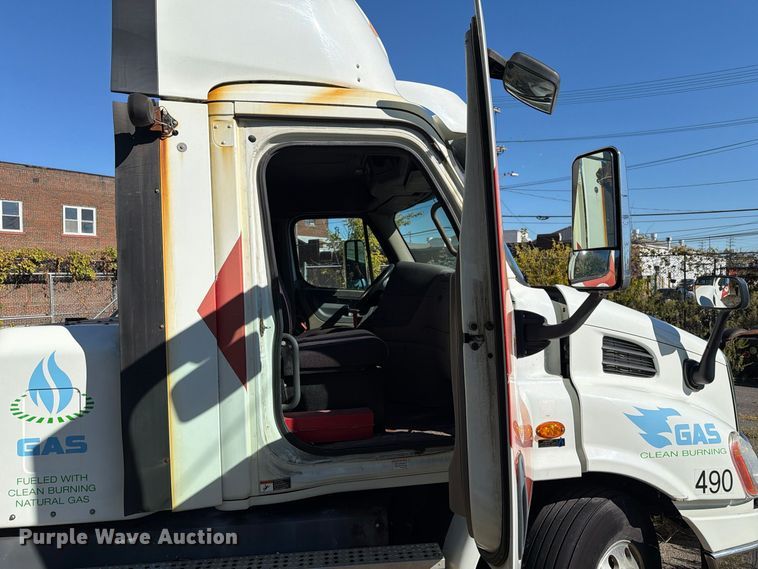 image for item FG3049 2016 Freightliner Cascadia semi truck