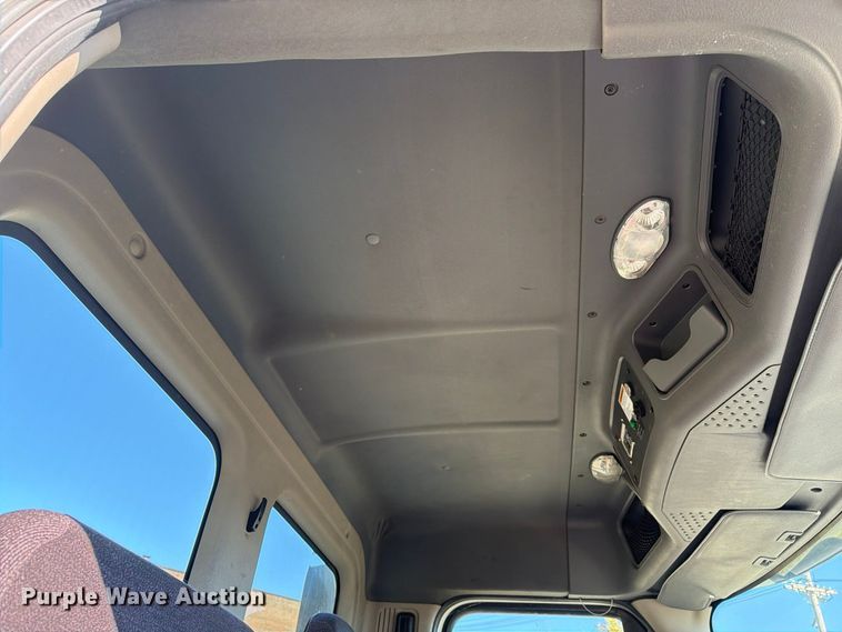 image for item FG3049 2016 Freightliner Cascadia semi truck