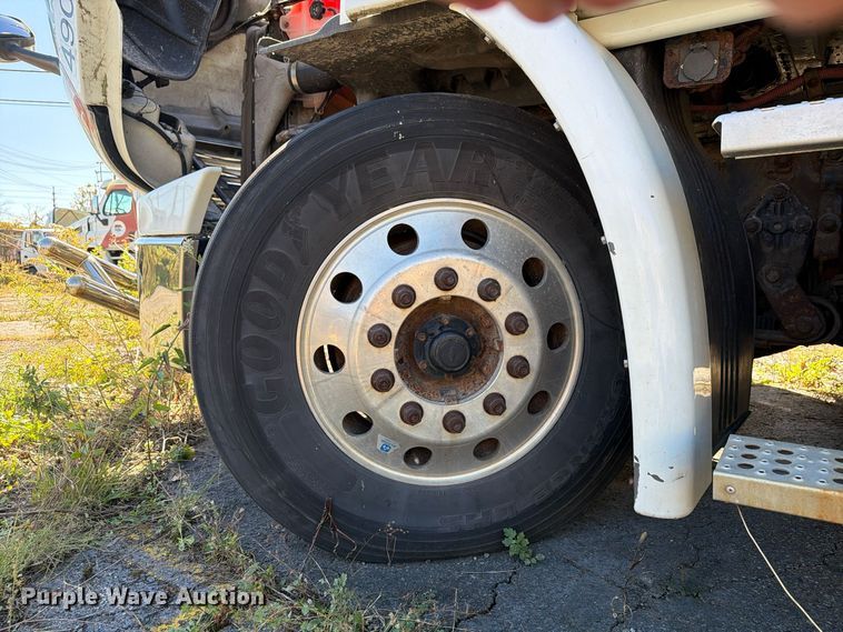 image for item FG3049 2016 Freightliner Cascadia semi truck