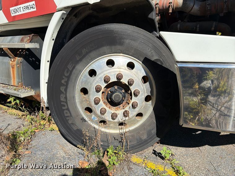 image for item FG3049 2016 Freightliner Cascadia semi truck