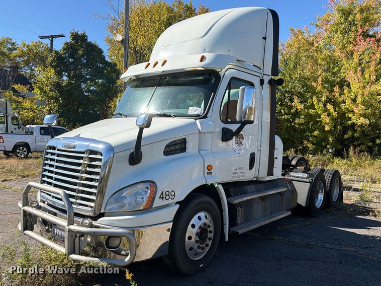 image for item FG3050 2016 Freightliner Cascadia semi truck