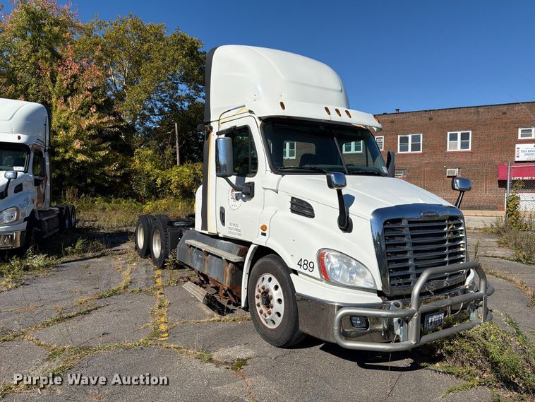 image for item FG3050 2016 Freightliner Cascadia semi truck