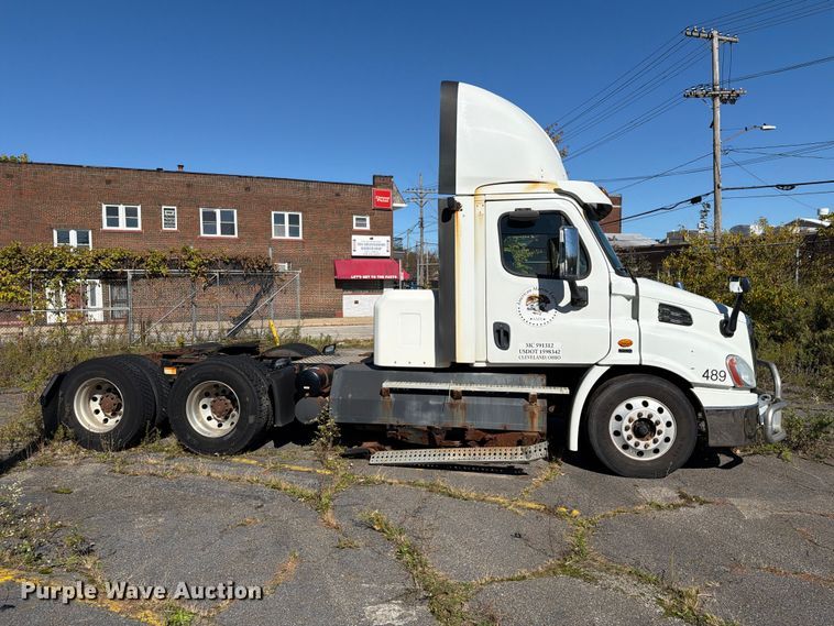 image for item FG3050 2016 Freightliner Cascadia semi truck