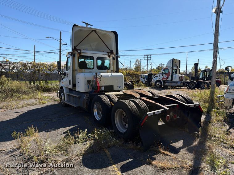 image for item FG3050 2016 Freightliner Cascadia semi truck