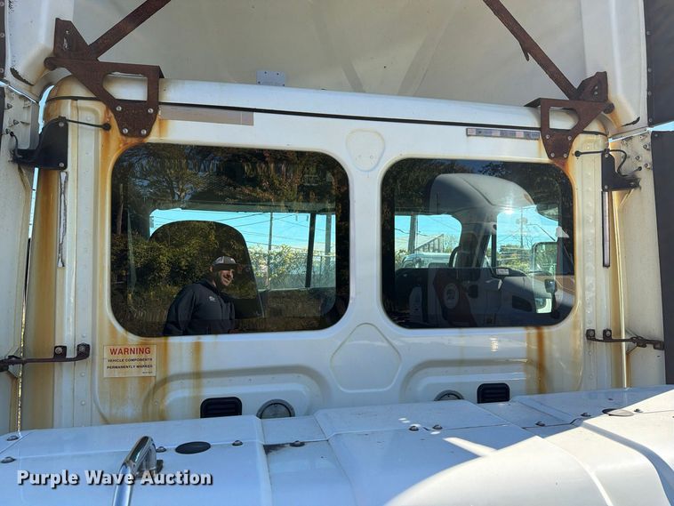 image for item FG3050 2016 Freightliner Cascadia semi truck