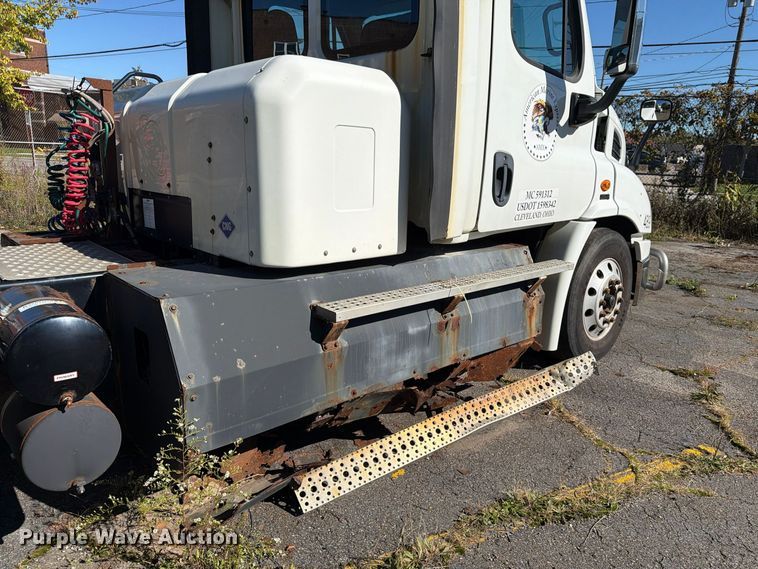 image for item FG3050 2016 Freightliner Cascadia semi truck