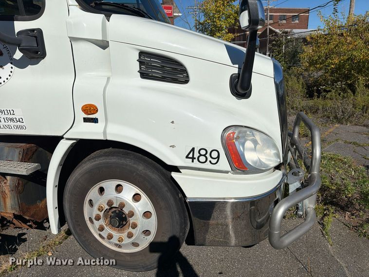 image for item FG3050 2016 Freightliner Cascadia semi truck