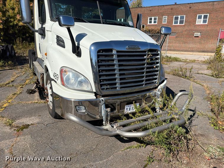 image for item FG3050 2016 Freightliner Cascadia semi truck