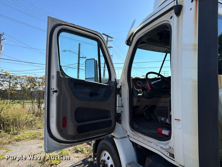 image for item FG3050 2016 Freightliner Cascadia semi truck