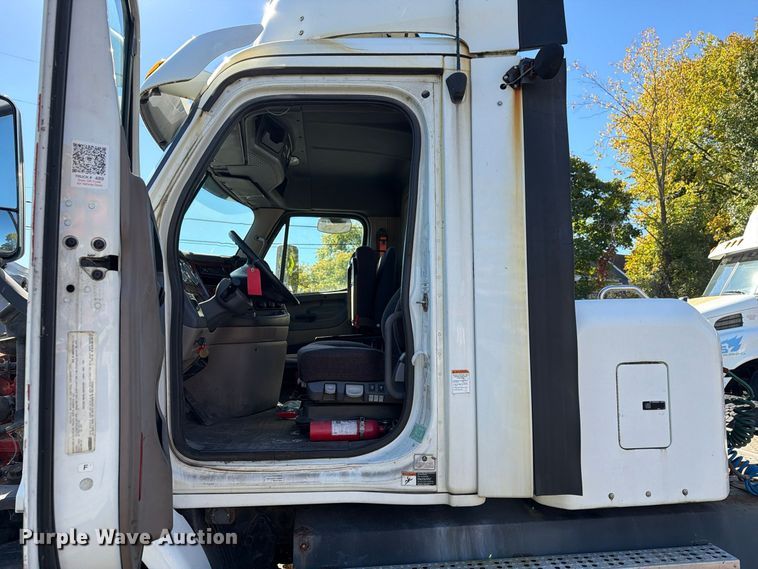 image for item FG3050 2016 Freightliner Cascadia semi truck