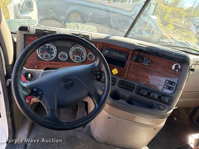 image for item FG3050 2016 Freightliner Cascadia semi truck